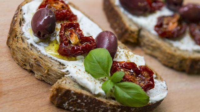 Reteta Tartina Cu Branza Si Kalamata