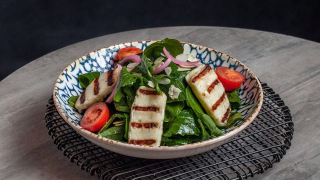 Reteta Salata Calda De Spanac Si Halloumi