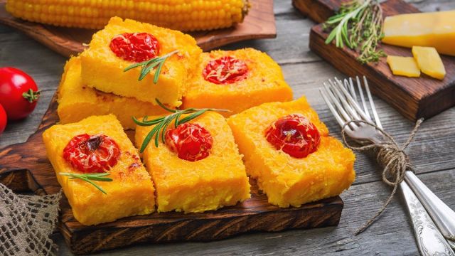 Reteta Mamaliga Coapta Cu Rosii Cherry