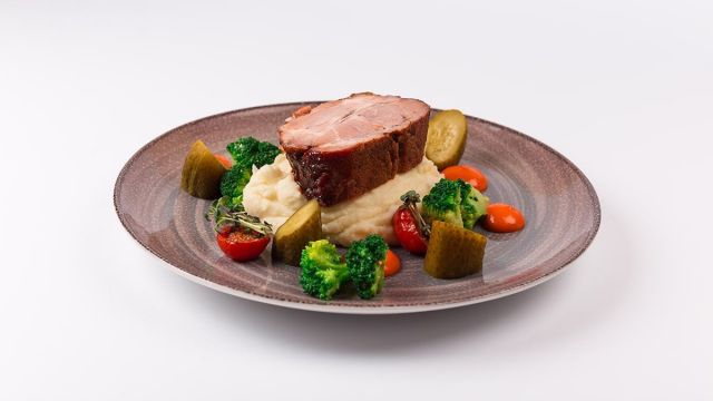 Reteta Muschiulet De Porc Cu Piure De Cartofi Cu Trufe, Ceapa Murata Si Sos Brun