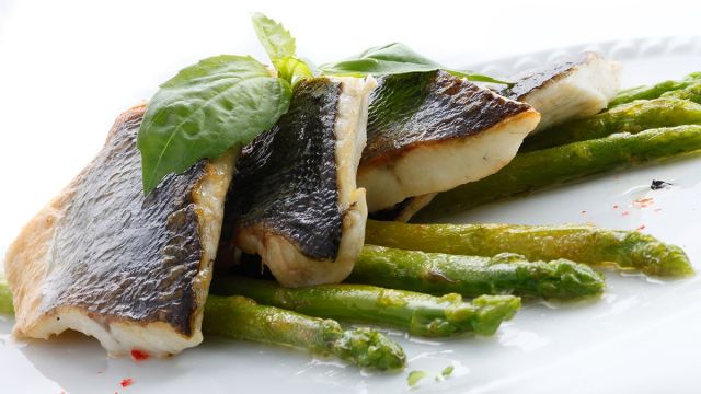 Reteta File De Calcan Cu Sparanghel Sote Si Sos De Vin